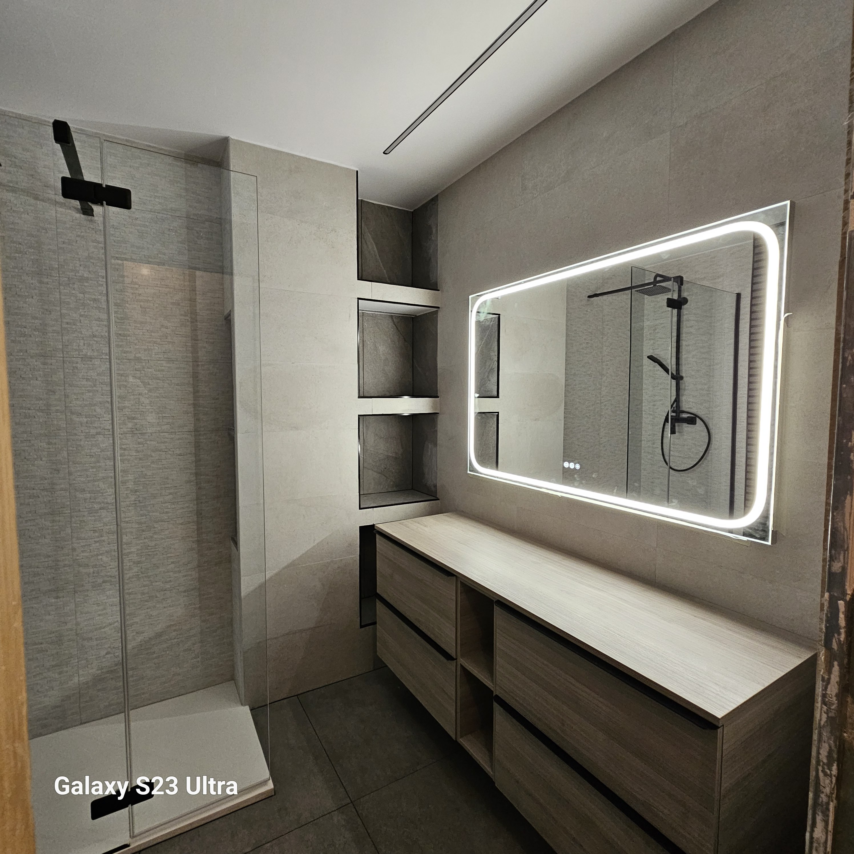 Baño principal con mueble a medida y espejo retroiluminado